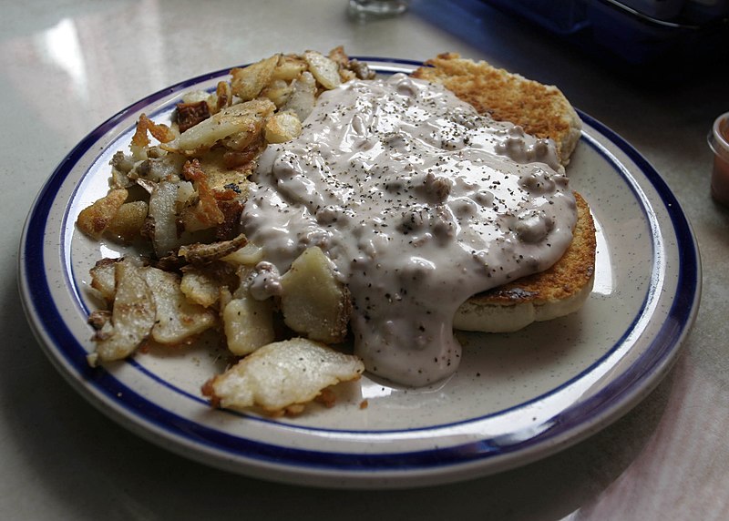 800px-Biscuits-and-gravy.jpg
