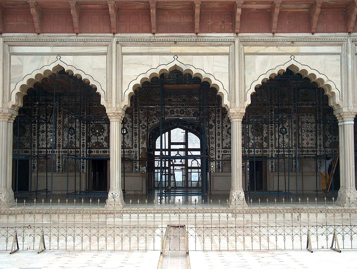 1194px-July_9_2005_-_The_Lahore_Fort-Close_up_of_front_of_the_Shish_Mahal.jpg