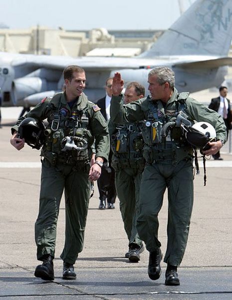 465px-George_W._Bush_walks_with_Ryan_Phillips_to_Navy_One.jpg