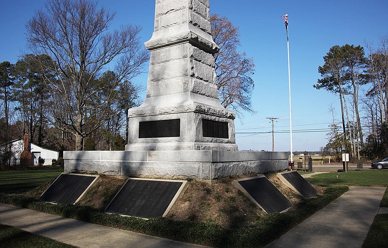800px-SE_face_-_federal_Confederate_Cemetery_Memorial_-_Point_Lookout_Maryland_-_2012-01-15.jpg