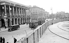 220px-Bundesarchiv_Bild_101I-134-0791-29A%2C_Polen%2C_Ghetto_Warschau%2C_Ghettomauer.jpg