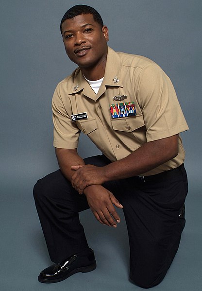 416px-US_Navy_080730-N-7090S-004_Personnel_Specialist_1st_Class_Howard_Williams_models_the_new_E-6_and_below_Service_Uniform_%28SU%29._The_SU_is_for_year-round_wear_and_replaces_summer_white_and_winter_blue_uniforms.jpg