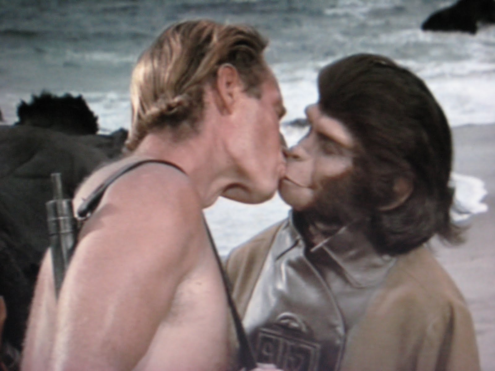 Planet-of-the-Apes-Kiss.jpg