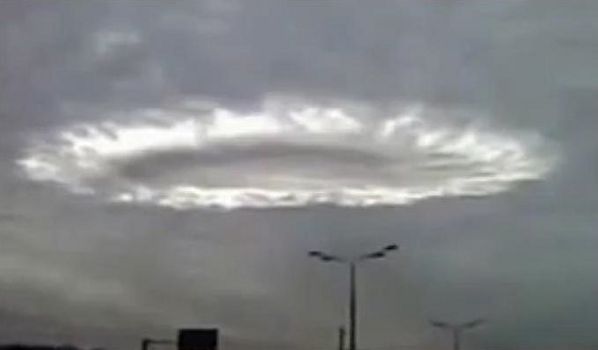 lrg-1410-moscow-ufo-cloud-hole-punch-cloud-fallstreak-photograph.jpg