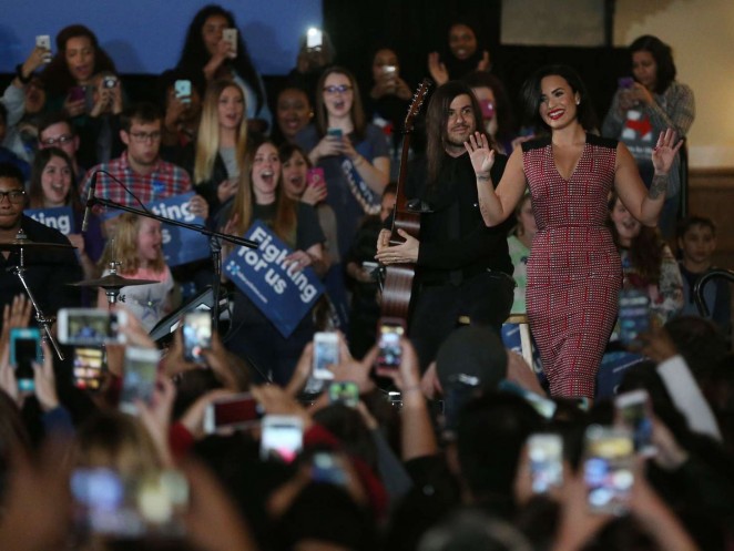 Demi-Lovato:-Hillary-Clinton-Campaign-Event--02-662x497.jpg