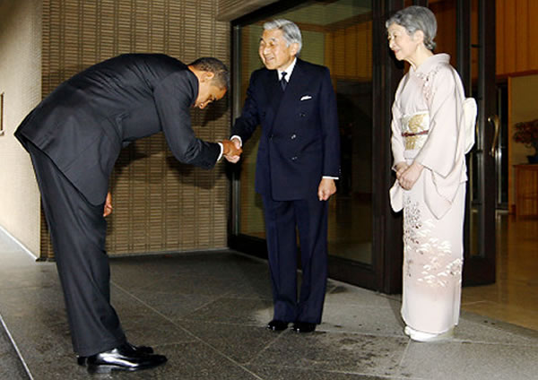 obama-bows-to-japanese-emperor.jpg