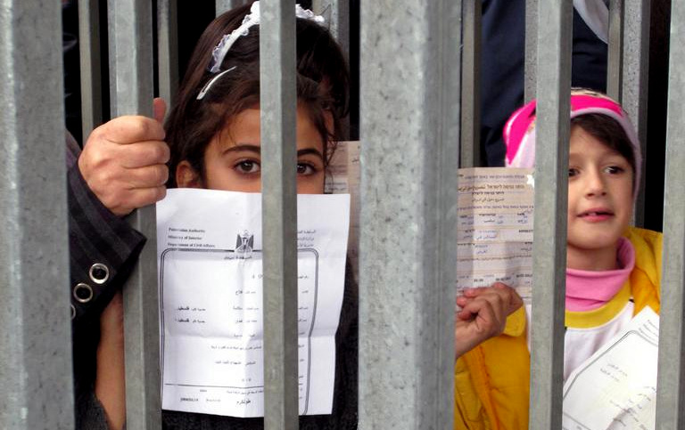 Children_at_Qalandia_checkpoint_8a2e2.jpg