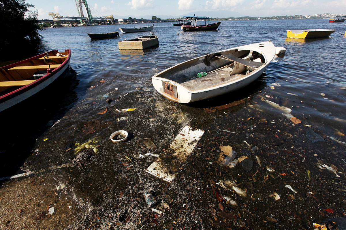 Clarke-Sailing-Through-the-Trash-and-Sewage-of-Guanabara-Bay-1200.jpg
