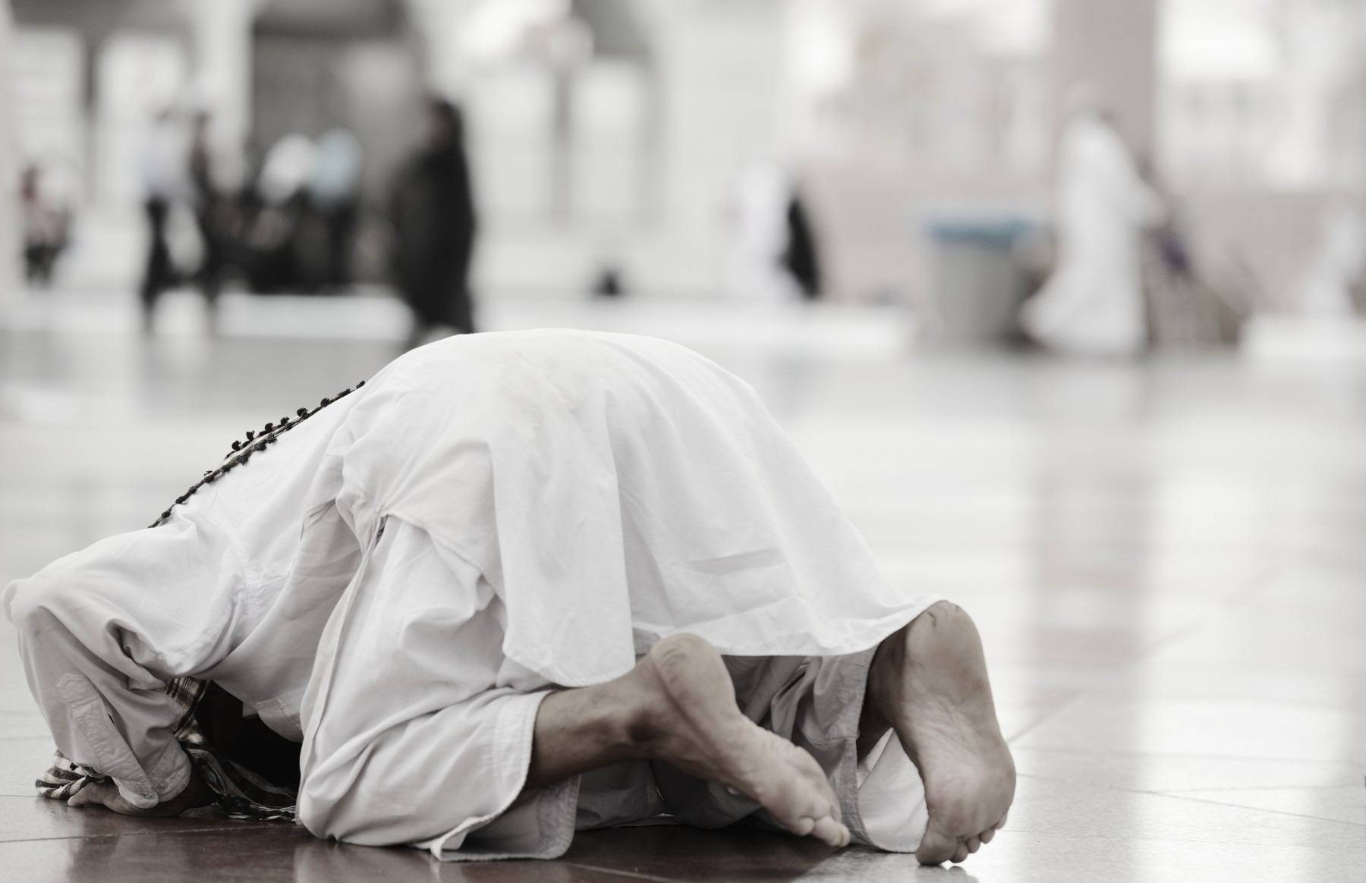 Muslim-prostrate-during-prayer.jpg