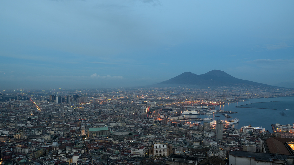 Skyline-of-Naples-with-mount-Vesuvius-Campania-Italy.jpg