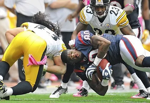 03-12-43_polamalu-knocks-helmet-off_original.webp