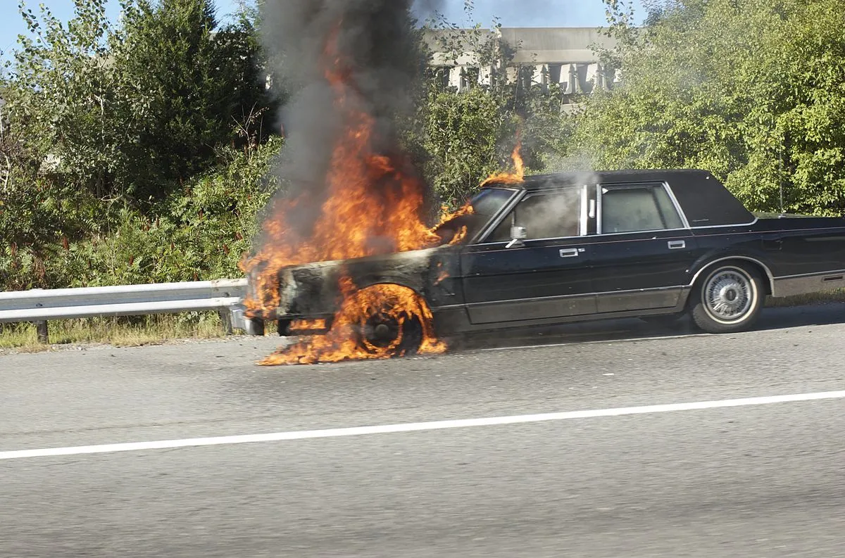 1200px-Car_fire_I-90_Massachusetts.webp
