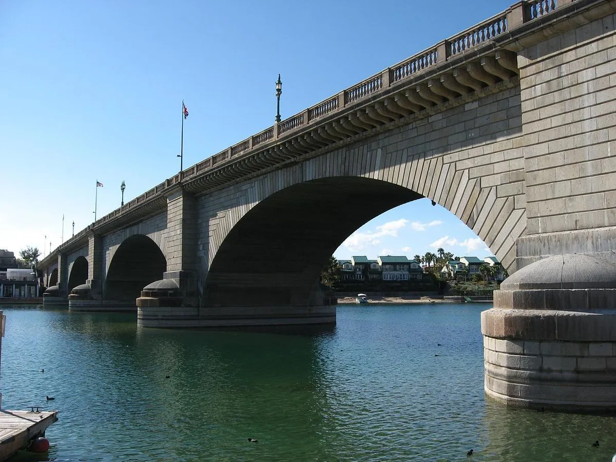 1200px-London_Bridge,_Lake_Havasu_City,_Arizona_(3227888290).webp
