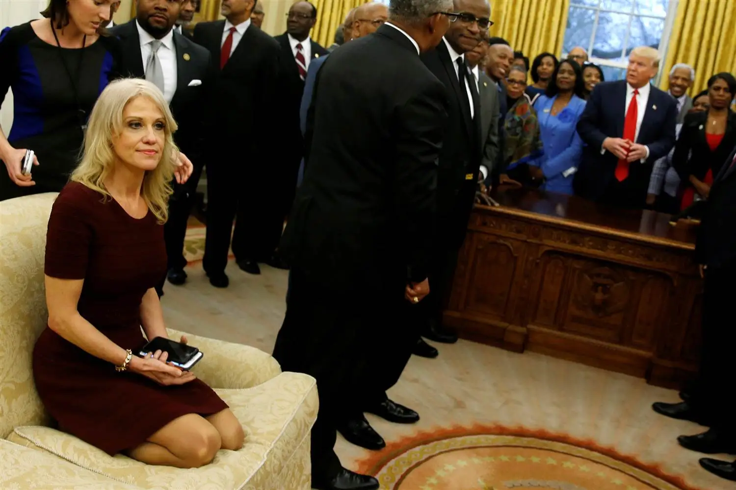 170228-kellyanne-couch-oval-office-802a_bf82fe1bd03b17fe4b734551598ef323.nbcnews-ux-2880-1000.webp