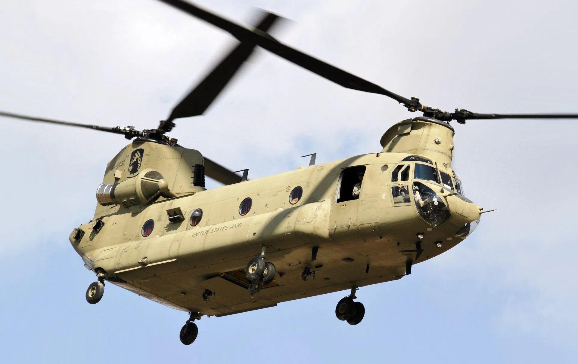 1920px-CH-47_Chinook_helicopter_flyby.webp