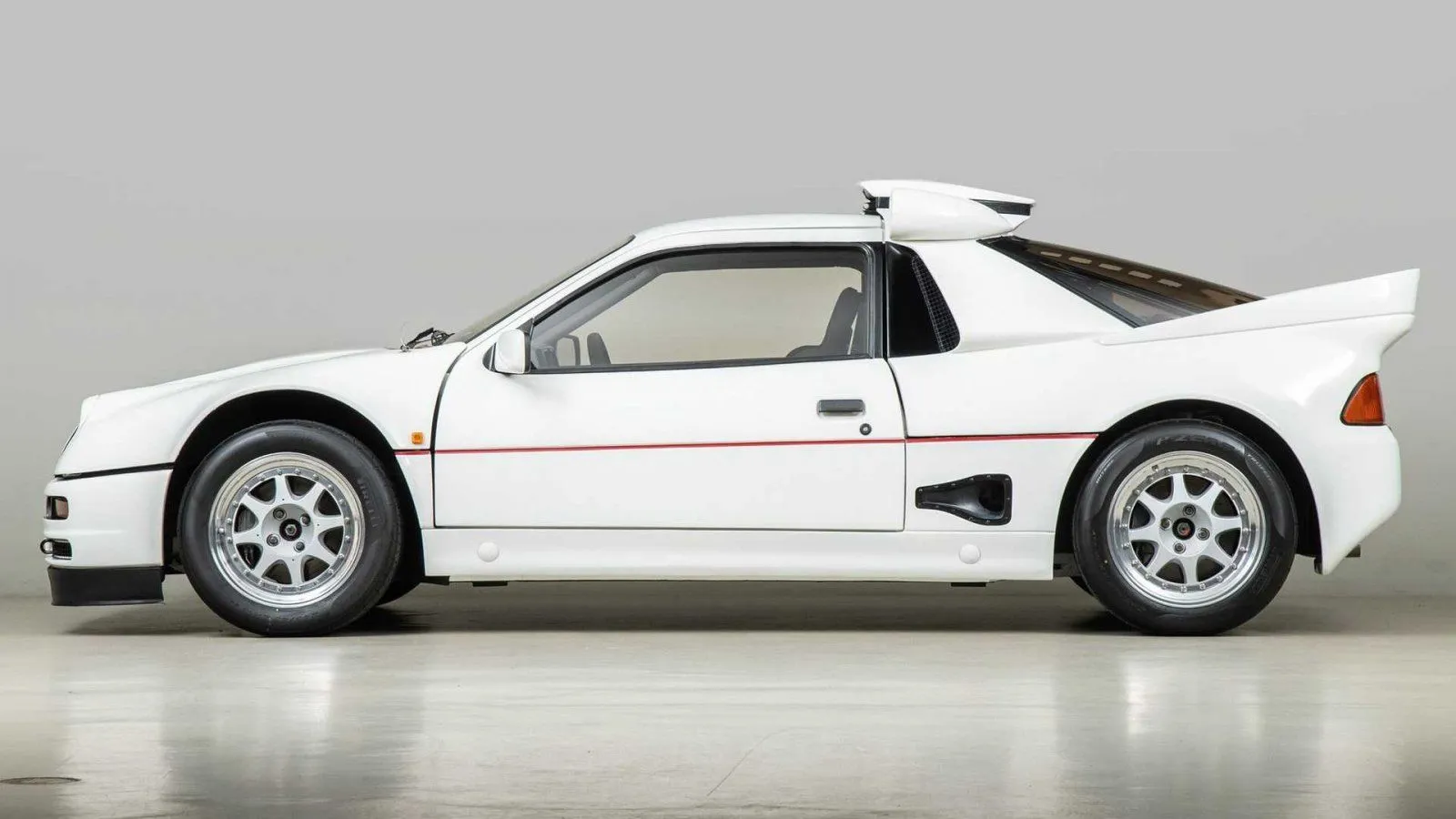 1986-ford-rs200-evolution-side.webp