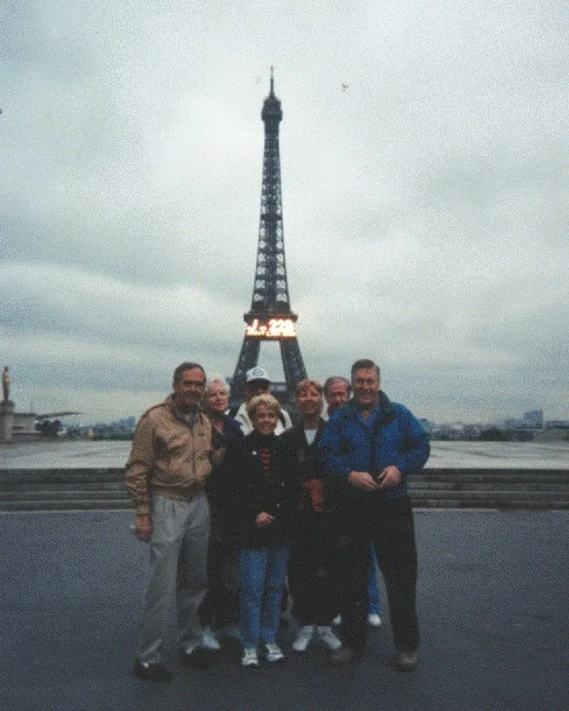 1999 Illinois Family in Paris.jpg