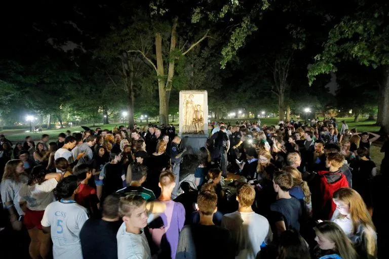 2018-08-21T041839Z_1_LYNXNPEE7K07X_RTROPTP_4_USA-PROTESTS-SILENTSAM-768x512.webp