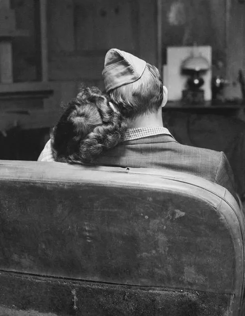 2e0b9625077128963bea38db58f511e3--vintage-couple-photography-war-photography.webp