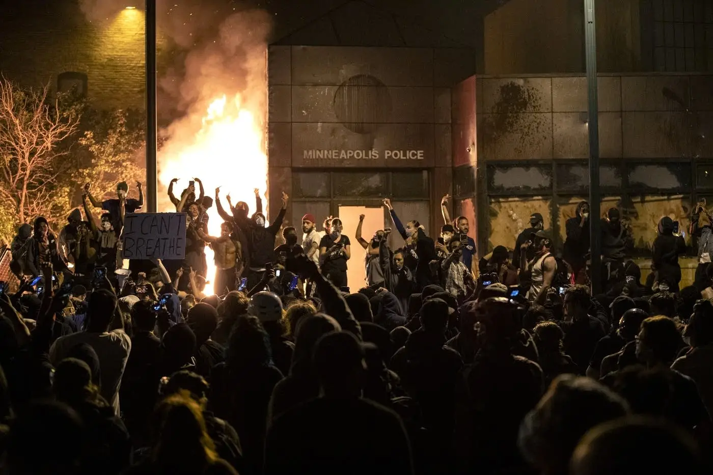 5ae430-20200528-floyd-protest-fire03.webp