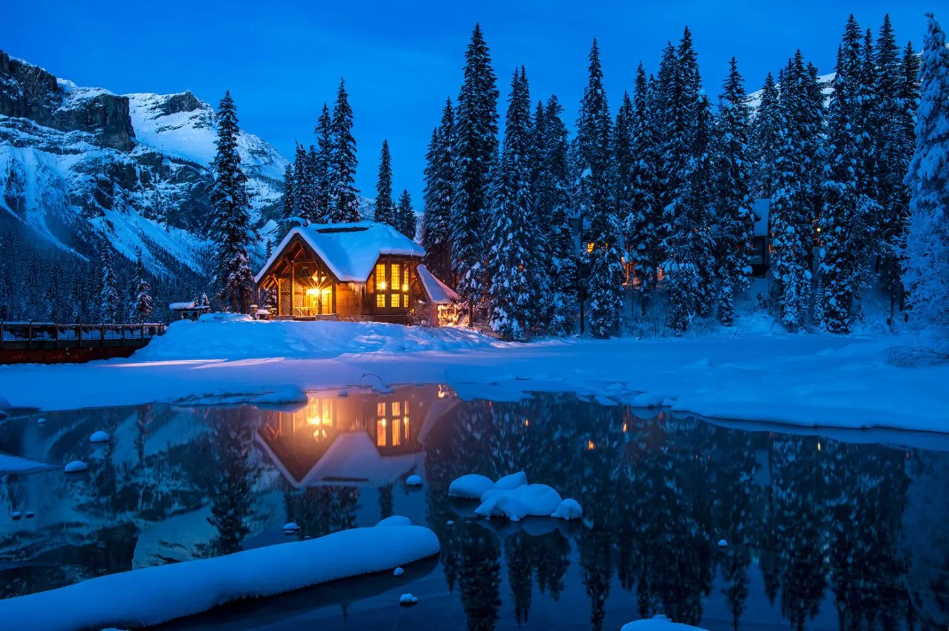 6783-Emerald-Lake-lodge-in-winter-Yoho-National-Park-British-Columbia-Canada.webp