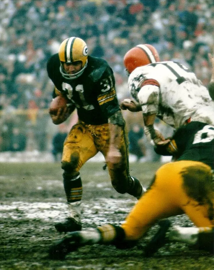 6b928ea44e1c5b9c13660b7d629c4955--the-mud-nfl-football.webp