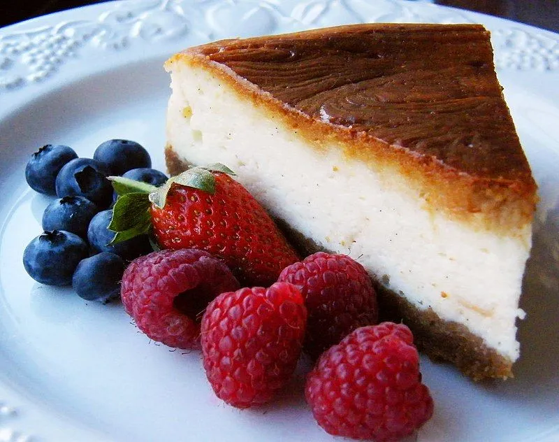800px-Baked_cheesecake_with_raspberries_and_blueberries.webp