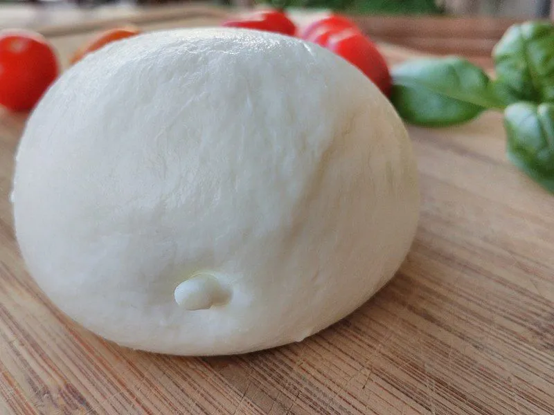 800px-Mozzarella_di_bufala3.webp