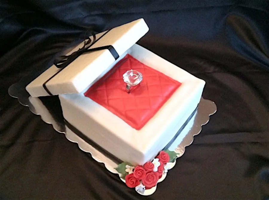 900_523413mUwG_engagement-ring-box-cake.webp