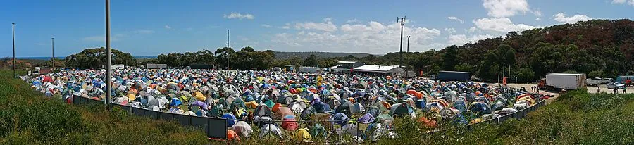 900px-GVBR_Tent_City_at_Anglesea_Pano,_Vic,_jjron,_09,_04_12_2009.webp