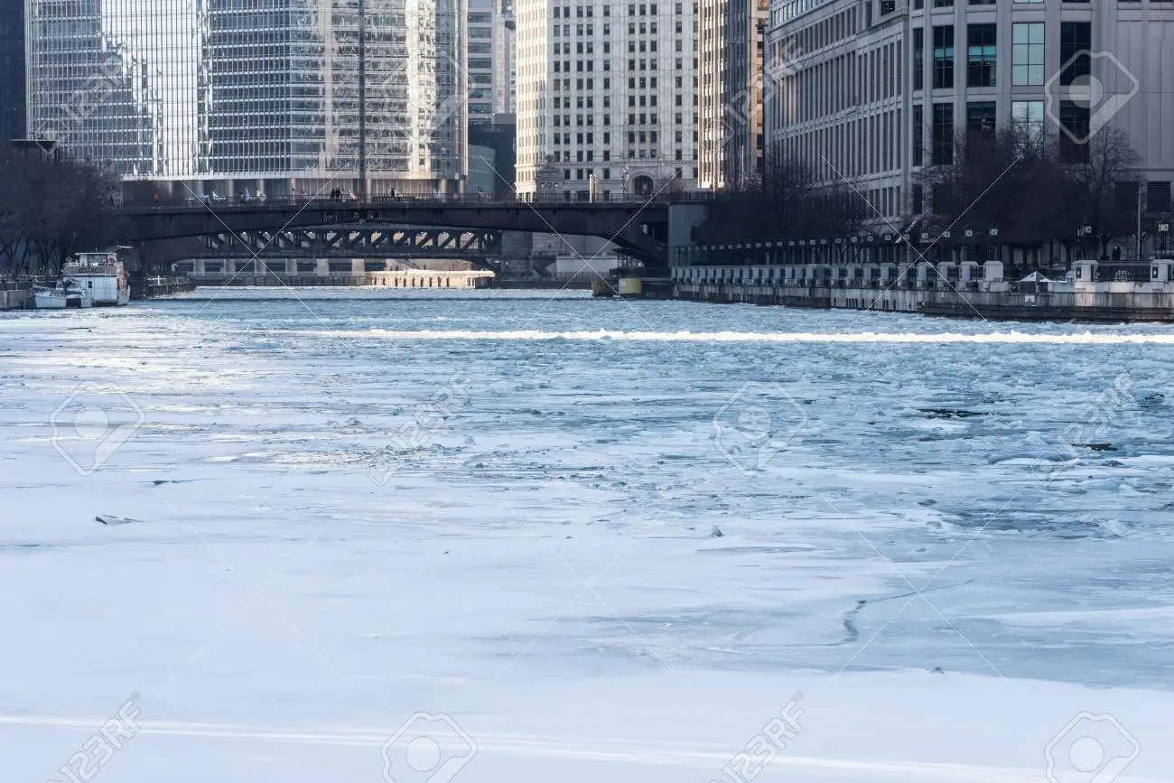 94092142-broken-ice-on-a-frozen-chicago-river.webp