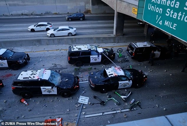 99180389-14794245-LAPD_officers_were_trapped_on_highway_leading_to_the_destruction-a-18_17494...webp