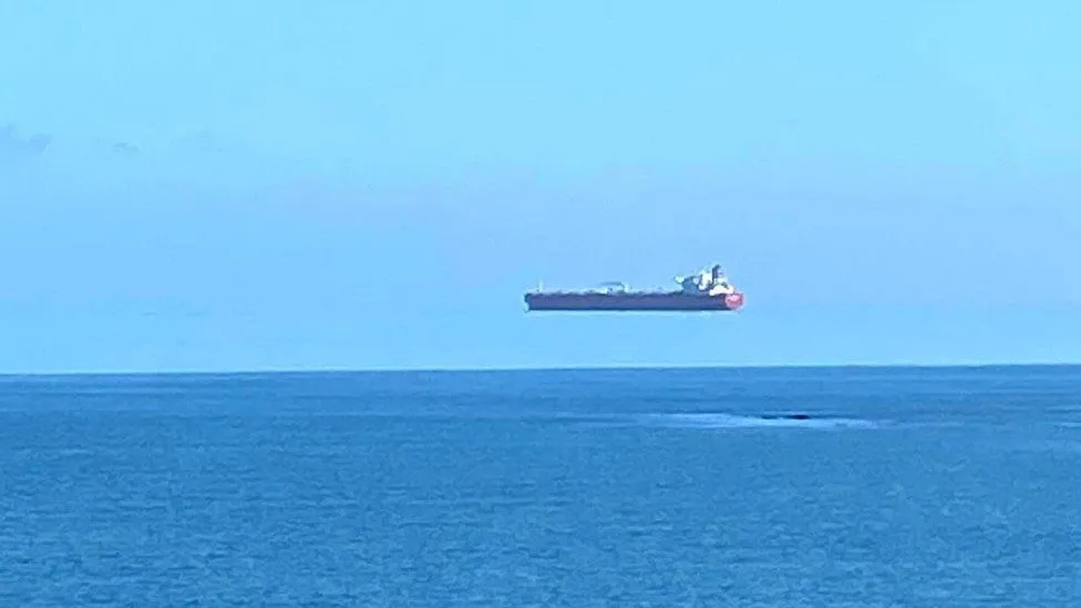 _117387798_apex_hovering_ship_illusion_03.webp