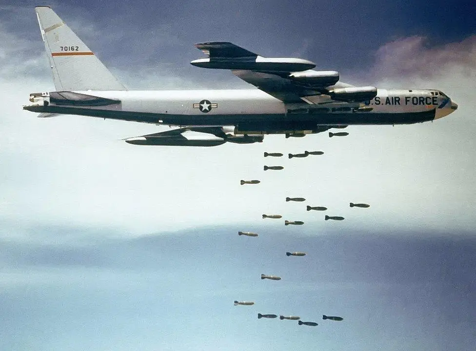 _84654118_boeing_b-52_dropping_bombs.webp
