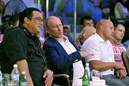Актёр_Стивен_Сигал,_Владимир_Путин_и_многократный_чемпион_мира_по_смешанным_единоборствам_Фёд...webp