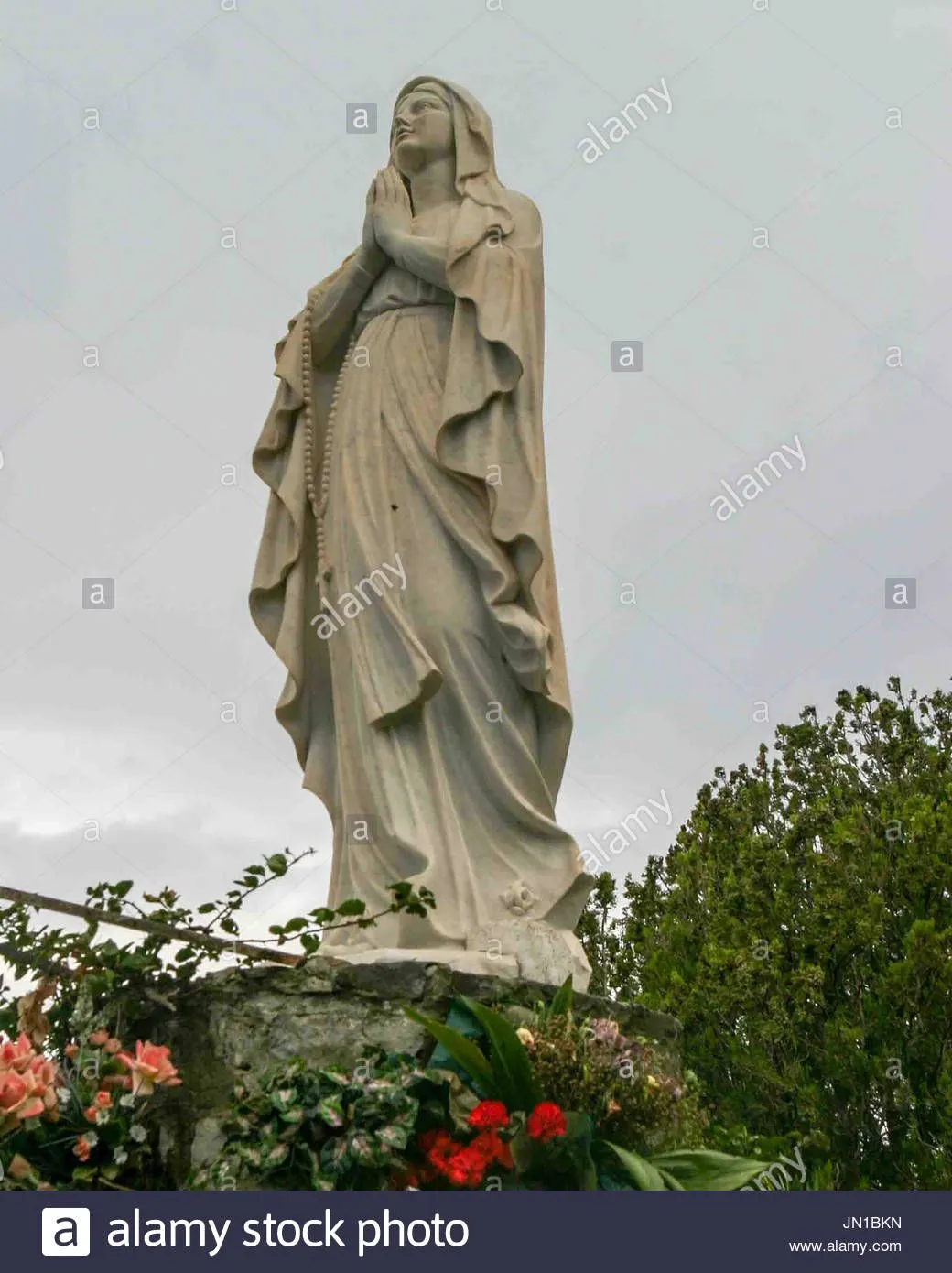 amalfi-coast-road-italy-13th-oct-2004-a-memorial-statue-of-the-virgin-JN1BKN.webp
