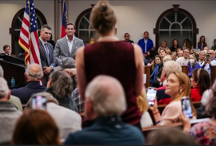 An attendee yells during a town hall with Republican an earful on DOGE and Musk 2.webp