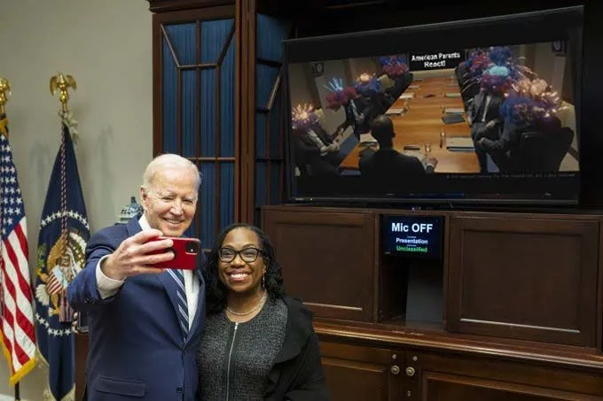 biden selfie.webp