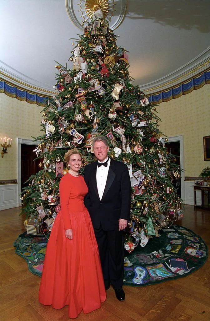 Bill_and_Hillary_Clinton_Christmas_Portrait_1995.webp