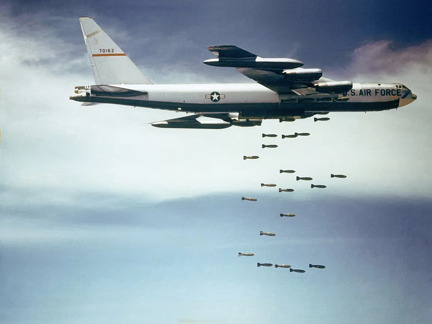 Boeing_B-52_dropping_bombs.webp
