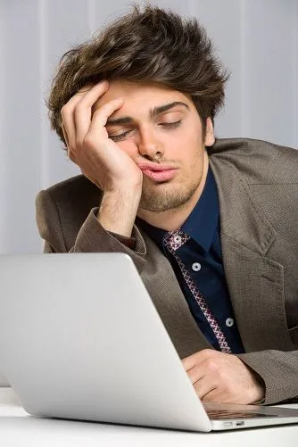 Bored-guy-on-computer.webp