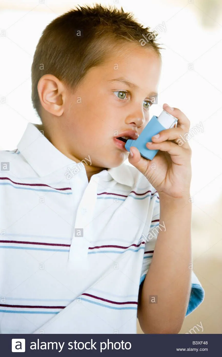 boy-using-an-inhaler-B3XF48.webp
