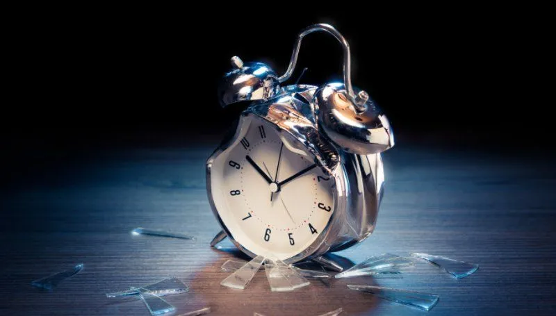 broken-clock-spiritual-meaning-1.webp