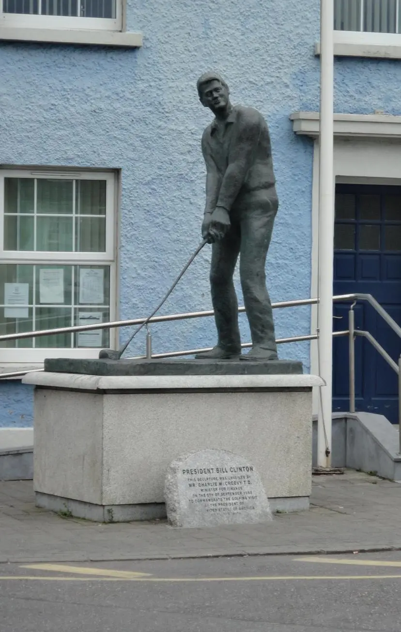 Clinton_in_front_of_the_Ballybunion_police_station.webp