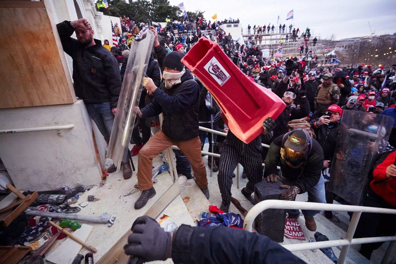 Demonstrators_clash_with_police_at_US_Capitol-1.webp