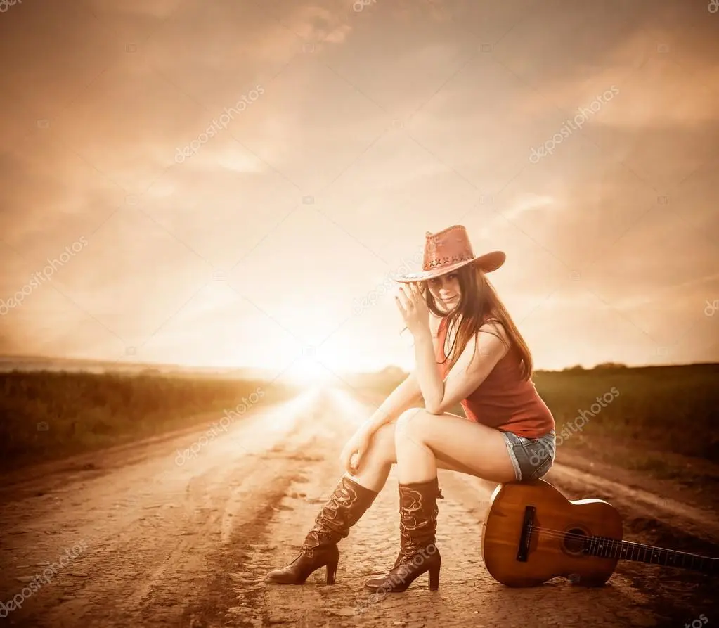 depositphotos_47120377-stock-photo-stylish-cowgirl-on-a-sunset.webp