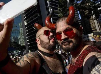 devil-horns-gay-pride8.webp