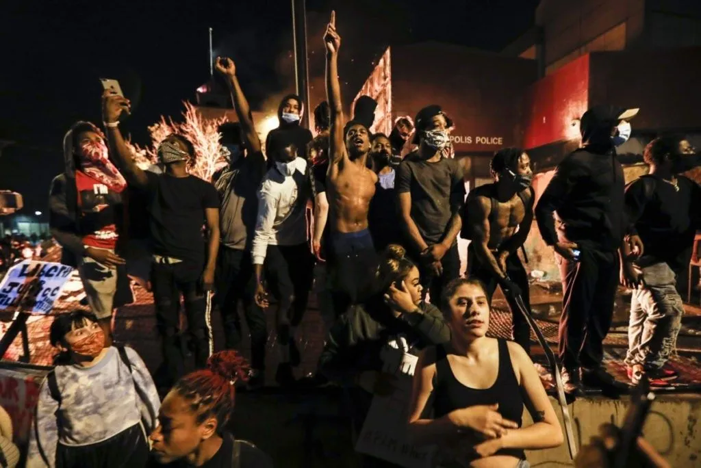 divDonald-Trump-Rioting-Thugs-Dishonor-George-Floyd-When-the-Looting-Starts-the-Shooting-Star...webp