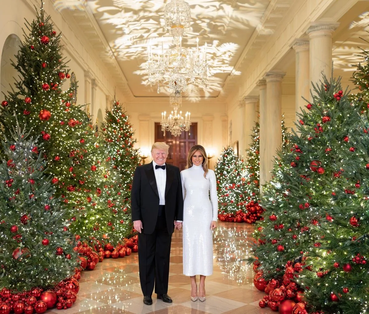 donald trump and melania trump official christmas portrait 2018_2-1545158825-9163.webp