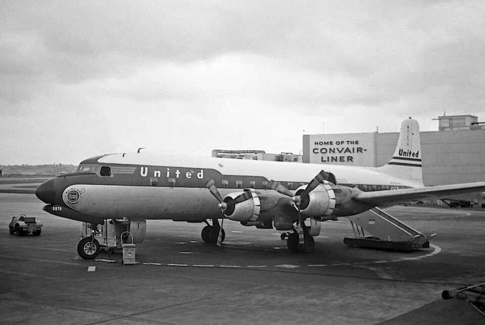 Douglas_DC-6B,_United_Airlines_JP7385910.webp